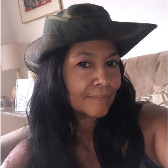 Meet your Posher, Malorie - Picture 1 of 2